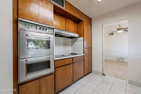 Kitchen - 6841 N 15th Pl, Phoenix, AZ 85014 photo 4 of 5