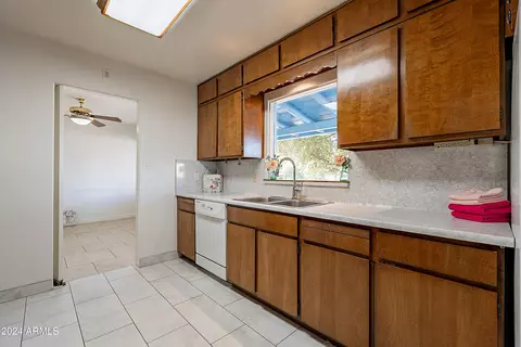 Kitchen - 6841 N 15th Pl, Phoenix, AZ 85014 photo 3 of 5