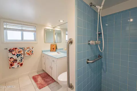 Bath - 6841 N 15th Pl, Phoenix, AZ 85014 photo 7 of 7