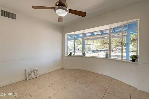 Living - 6841 N 15th Pl, Phoenix, AZ 85014 photo 2 of 9