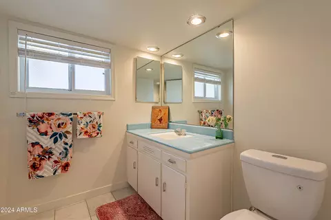 Bath - 6841 N 15th Pl, Phoenix, AZ 85014 photo 5 of 7