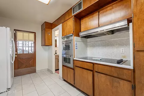 Kitchen - 6841 N 15th Pl, Phoenix, AZ 85014 photo 5 of 5