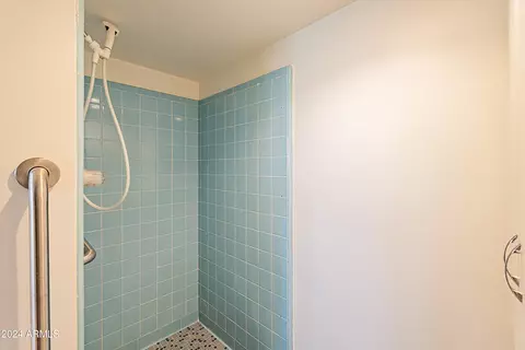 Bath - 6841 N 15th Pl, Phoenix, AZ 85014 photo 6 of 7
