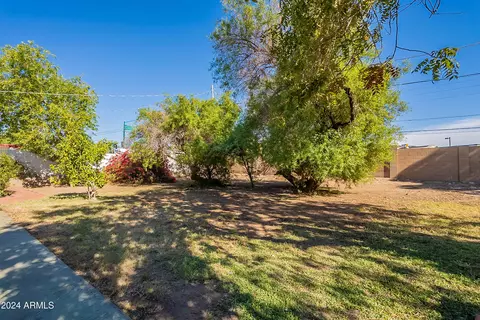 Exterior - 6841 N 15th Pl, Phoenix, AZ 85014 photo 6 of 11