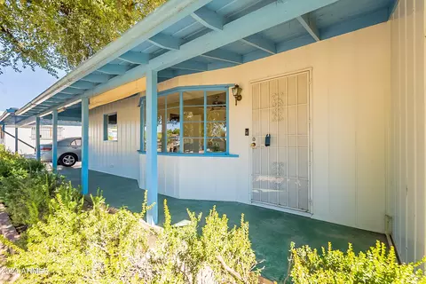 Exterior - 6841 N 15th Pl, Phoenix, AZ 85014 photo 2 of 11