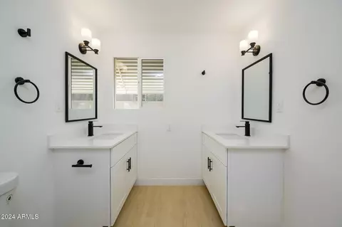Bath - 3155 W Augusta Ave, Phoenix, AZ 85051 photo 2 of 4