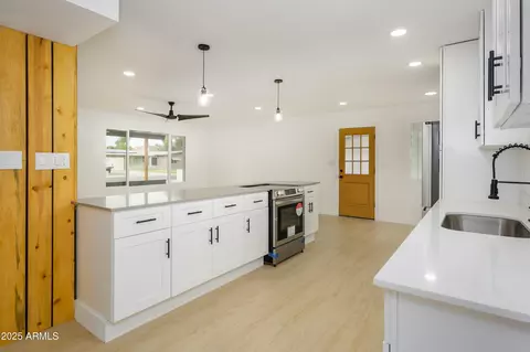 Kitchen - 3155 W Augusta Ave, Phoenix, AZ 85051 photo 2 of 5