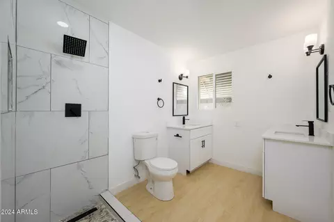 Bath - 3155 W Augusta Ave, Phoenix, AZ 85051 photo 3 of 4