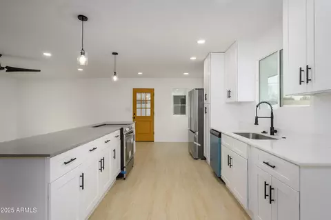 Kitchen - 3155 W Augusta Ave, Phoenix, AZ 85051 photo 3 of 5