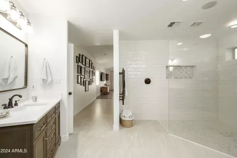 Bath - 5316 E Osborn Rd, Phoenix, AZ 85018 photo 2 of 5