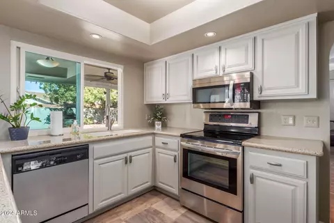 Kitchen - 2324 E Shea Blvd, Phoenix, AZ 85028 photo 4 of 5