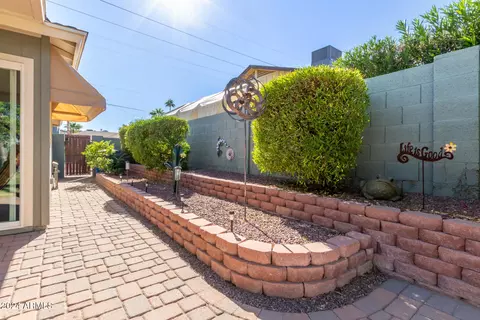 Exterior - 2324 E Shea Blvd, Phoenix, AZ 85028 photo 12 of 13