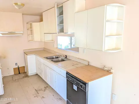 Kitchen - 642 W Eagles Blf, Globe, AZ 85501 photo 2 of 2