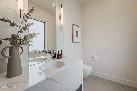 Bath - 4414 N 29th St, Phoenix, AZ 85016 photo 2 of 11