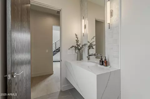 Bath - 4414 N 29th St, Phoenix, AZ 85016 photo 1 of 11