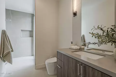 Bath - 4414 N 29th St, Phoenix, AZ 85016 photo 4 of 11