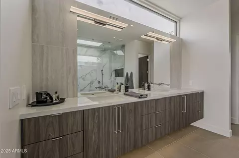 Bath - 4414 N 29th St, Phoenix, AZ 85016 photo 7 of 11
