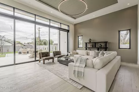 Living - 4414 N 29th St, Phoenix, AZ 85016 photo 1 of 11