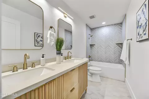 Bath - 2826 E Turquoise Dr, Phoenix, AZ 85028 photo 2 of 2