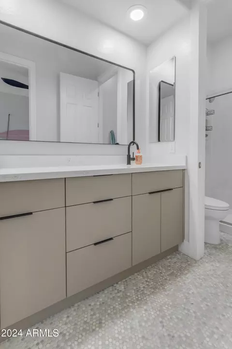 Bath - 4184 E Meadowview Dr, Gilbert, AZ 85298 photo 7 of 9