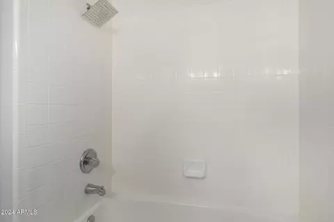 Bath - 1449 E Highland Ave #36, Phoenix, AZ 85014 photo 4 of 4