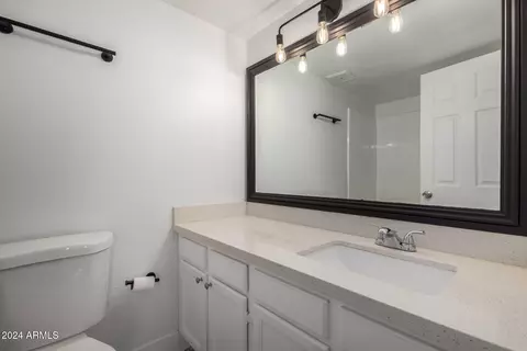 Bath - 1449 E Highland Ave #36, Phoenix, AZ 85014 photo 3 of 4
