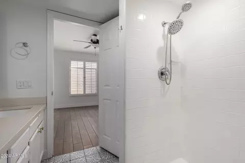 Bath - 1449 E Highland Ave #36, Phoenix, AZ 85014 photo 2 of 4