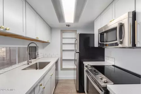 Kitchen - 1449 E Highland Ave #36, Phoenix, AZ 85014 photo 1 of 1