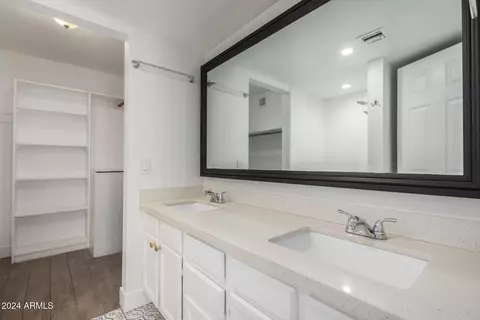 Bath - 1449 E Highland Ave #36, Phoenix, AZ 85014 photo 1 of 4