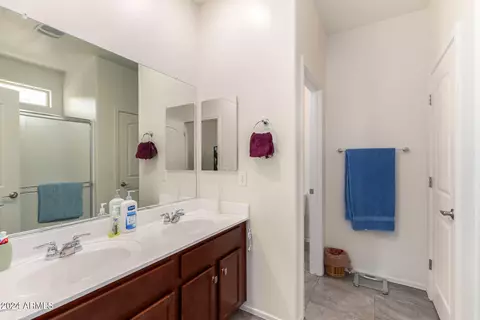 Bath - 1526 E Saint Catherine Ave, Phoenix, AZ 85042 photo 1 of 2