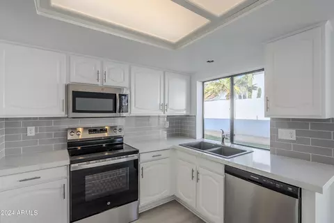 3310 E Longhorn Dr, Phoenix, AZ 85050 photo 12