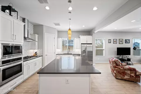 Kitchen - 2124 E Alameda Rd, Phoenix, AZ 85024 photo 5 of 9