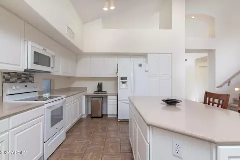 Kitchen - 528 E Brookwood Ct, Phoenix, AZ 85048 photo 3 of 6