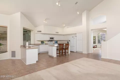Kitchen - 528 E Brookwood Ct, Phoenix, AZ 85048 photo 4 of 6