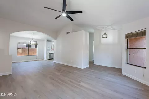 4617 E Abraham Ln, Phoenix, AZ 85050 photo 4