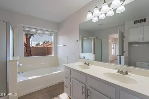 4617 E Abraham Ln, Phoenix, AZ 85050 photo 9