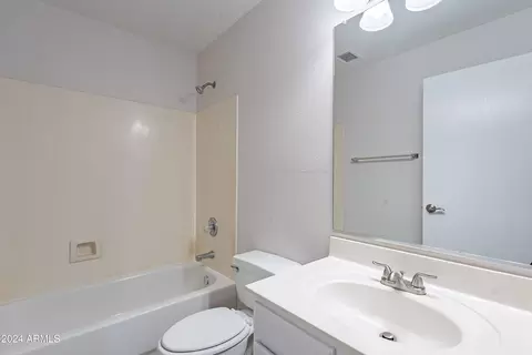 4617 E Abraham Ln, Phoenix, AZ 85050 photo 7
