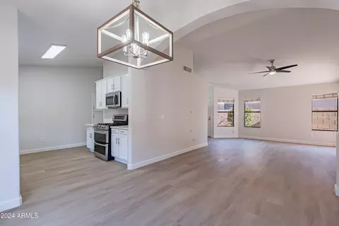 4617 E Abraham Ln, Phoenix, AZ 85050 photo 5