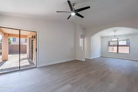 4617 E Abraham Ln, Phoenix, AZ 85050 photo 2