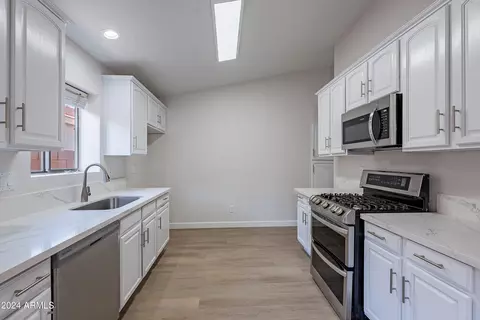 4617 E Abraham Ln, Phoenix, AZ 85050 photo 6
