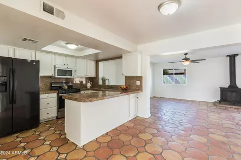 1602 W Behrend Dr, Phoenix, AZ 85027 photo 3