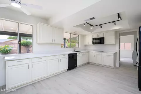 2717 E Cinnabar Ave, Phoenix, AZ 85028 photo 4