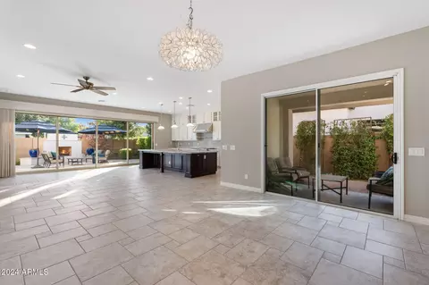 Living - 4527 N 29th Way, Phoenix, AZ 85016 photo 5 of 10