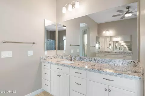 Bath - 4527 N 29th Way, Phoenix, AZ 85016 photo 3 of 8