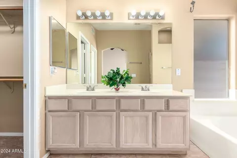Bath - 2304 E Aire Libre Ave, Phoenix, AZ 85022 photo 1 of 2