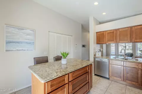 Kitchen - 1743 E Amber Ln, Gilbert, AZ 85296 photo 2 of 5