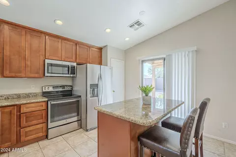 Kitchen - 1743 E Amber Ln, Gilbert, AZ 85296 photo 4 of 5