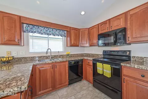 8852 W Charleston Ave, Peoria, AZ 85382