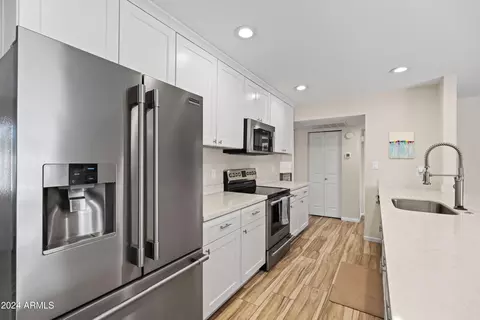 Kitchen - 2161 E Gemini Dr, Tempe, AZ 85283 photo 5 of 6