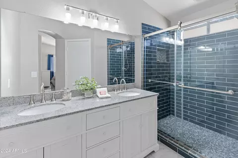 Bath - 3938 E Morrow Dr, Phoenix, AZ 85050 photo 2 of 2